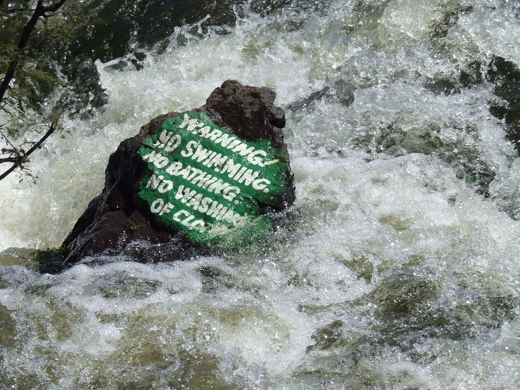 Остерегающий знак на реке в Замбии