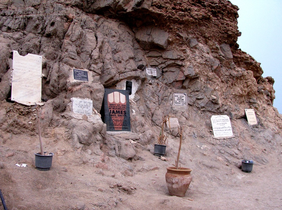 Мемориал погибшим дайверам возле египетской Blue Hole