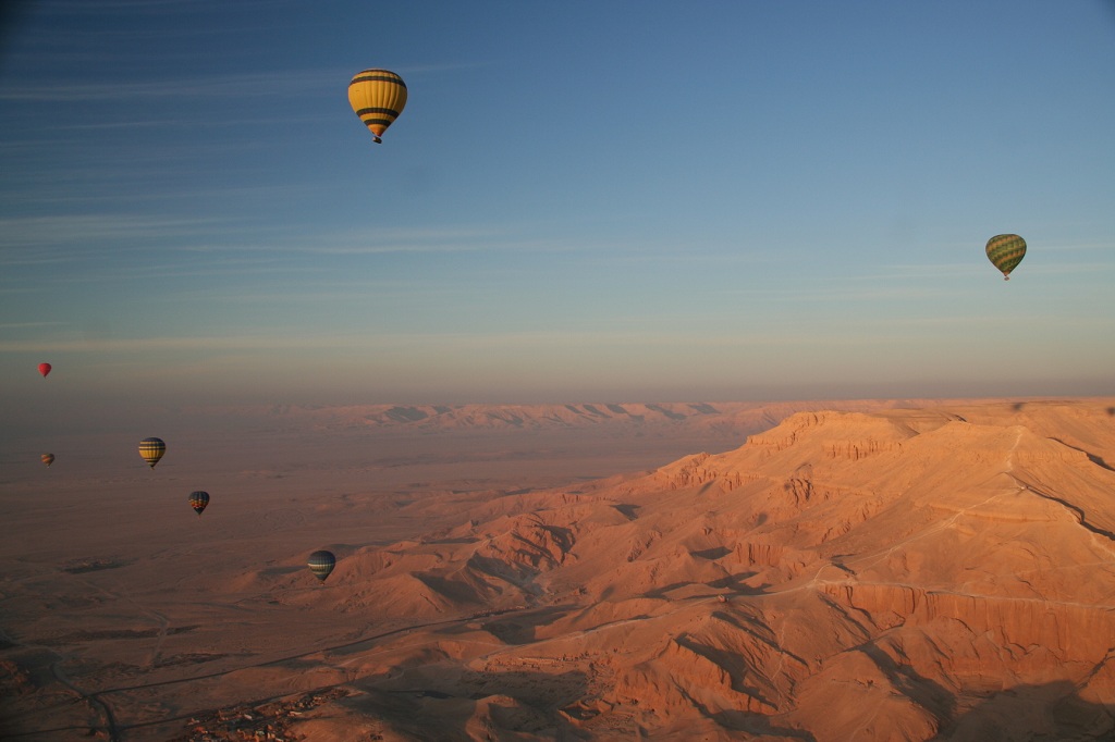 Полет на шаре над пустыней