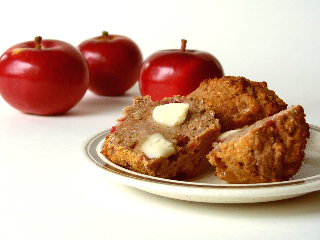 Пшеничные яблоком. 2 Кекса. Apple Muffins картинка. Надпись на картинке Apple Muffins.