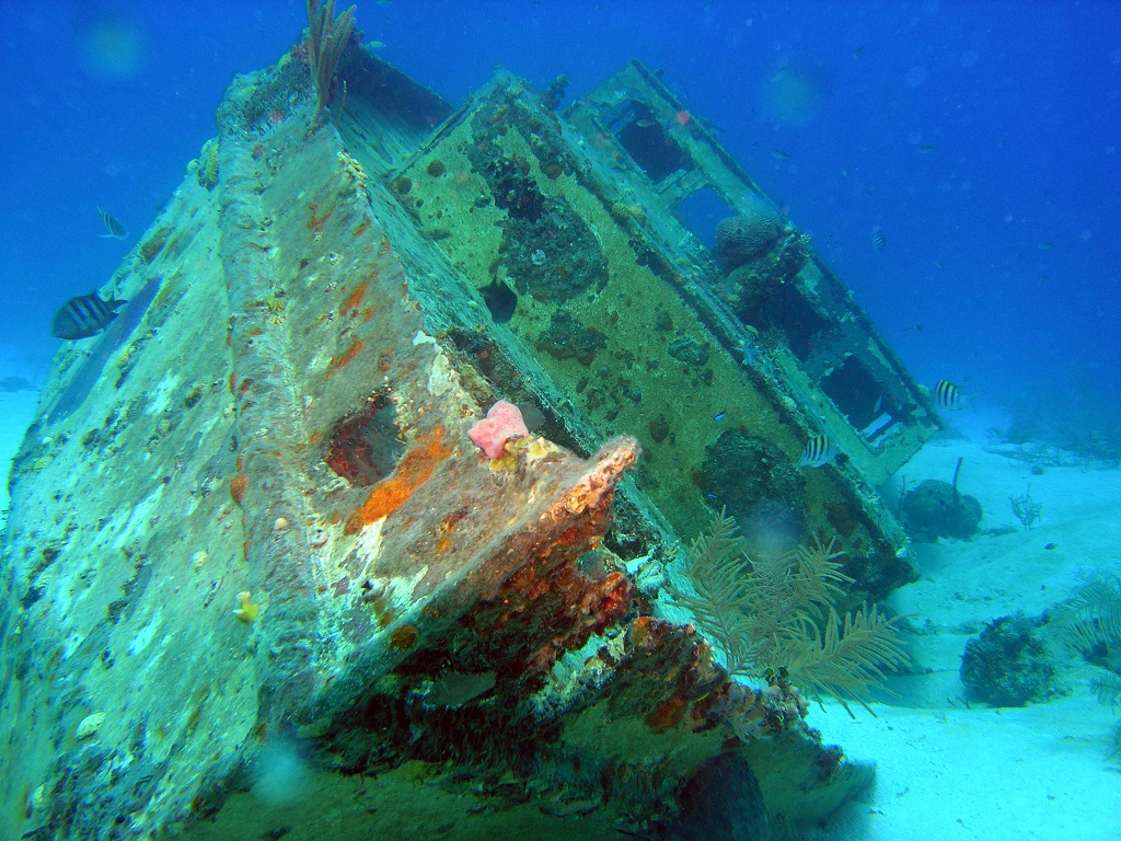 Затонувший корабль в Маданге