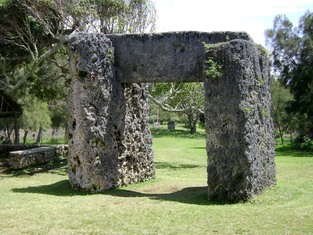 12-тонный трилит Хаамонга-а-Мауи в Тонга