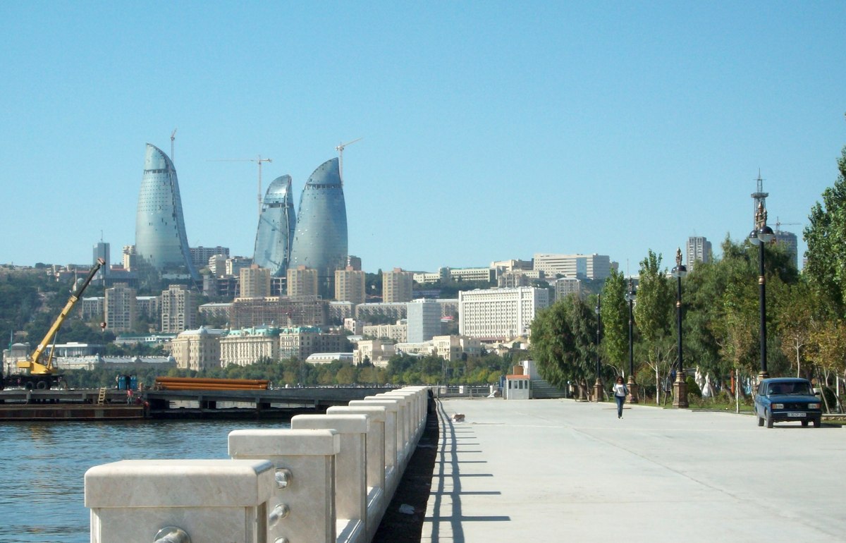  Новостройки в городе Баку возле Каспийского моря