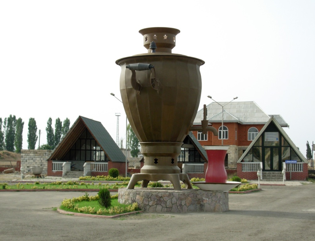 Памятник самовару в Ленкорани