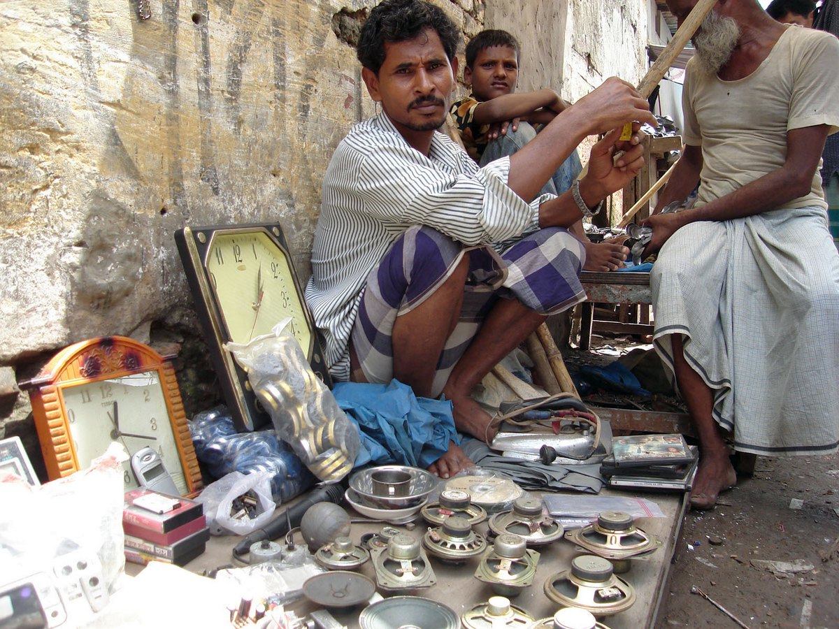 Торговец на рынке в Читтагонге