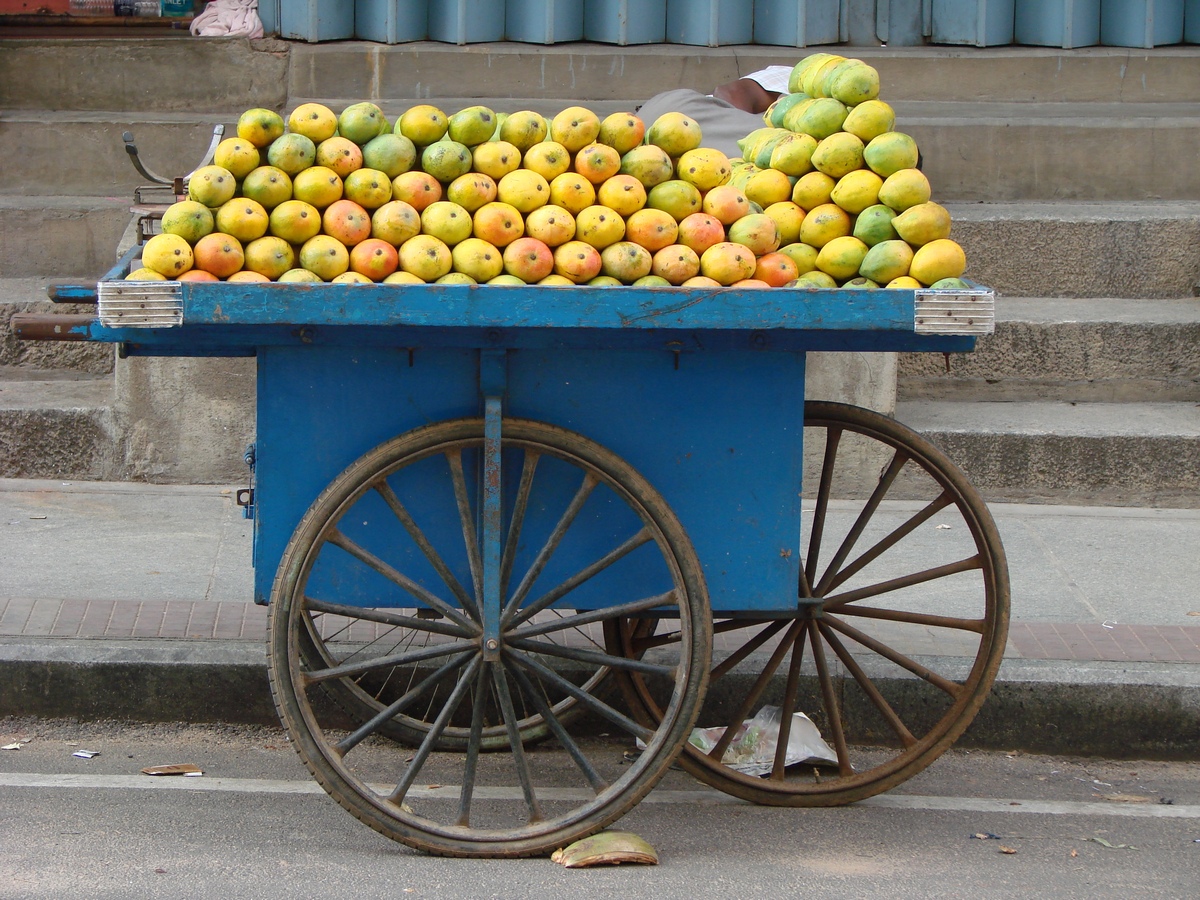 Тележка с фруктами в одном из парков Бангалора