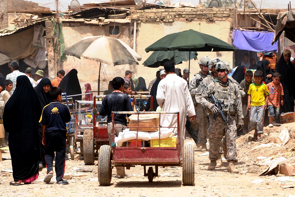 Военные и местные жители в Багдаде