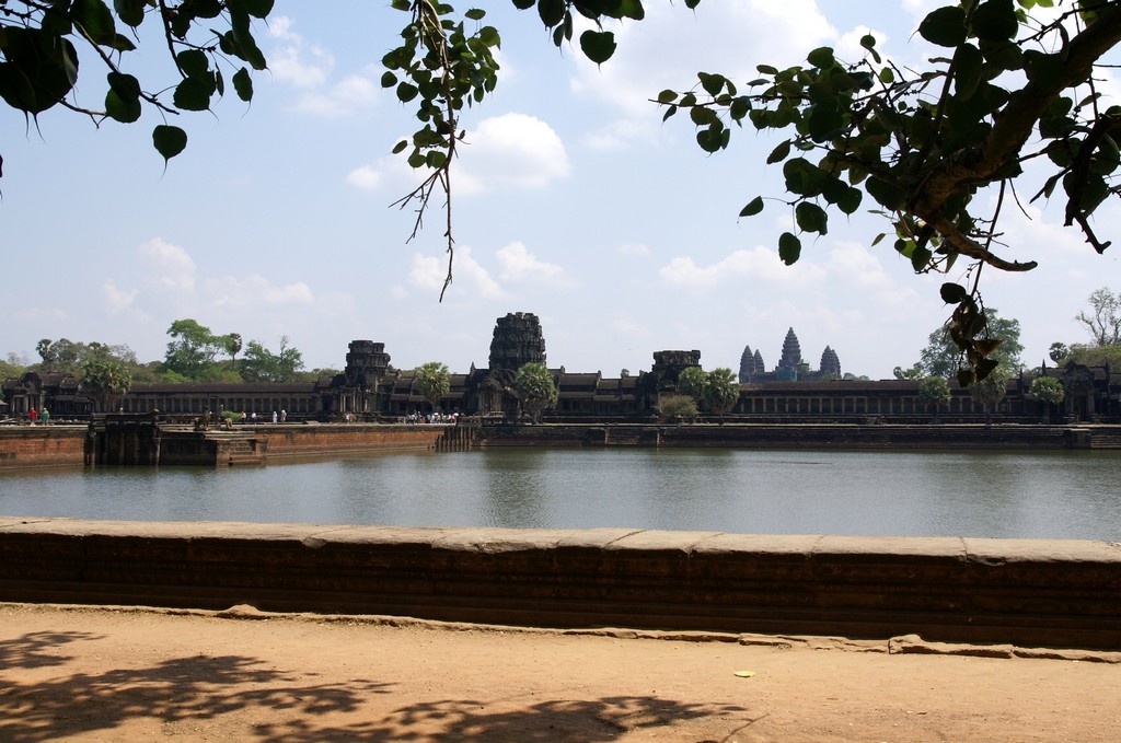 комплекс Ангкор-Ват вид издалека
