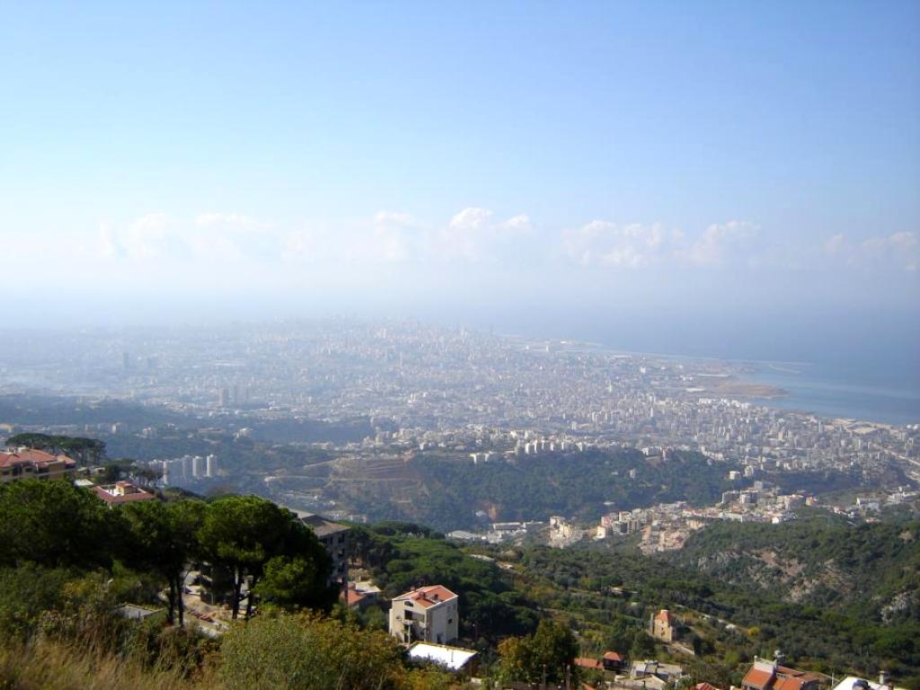 Вид с горы на город Бейрут
