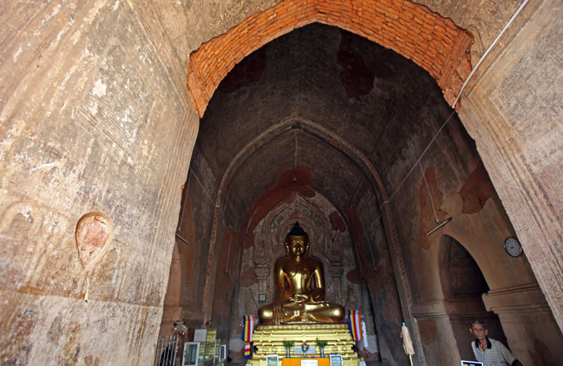 Статуя Будды в Багане