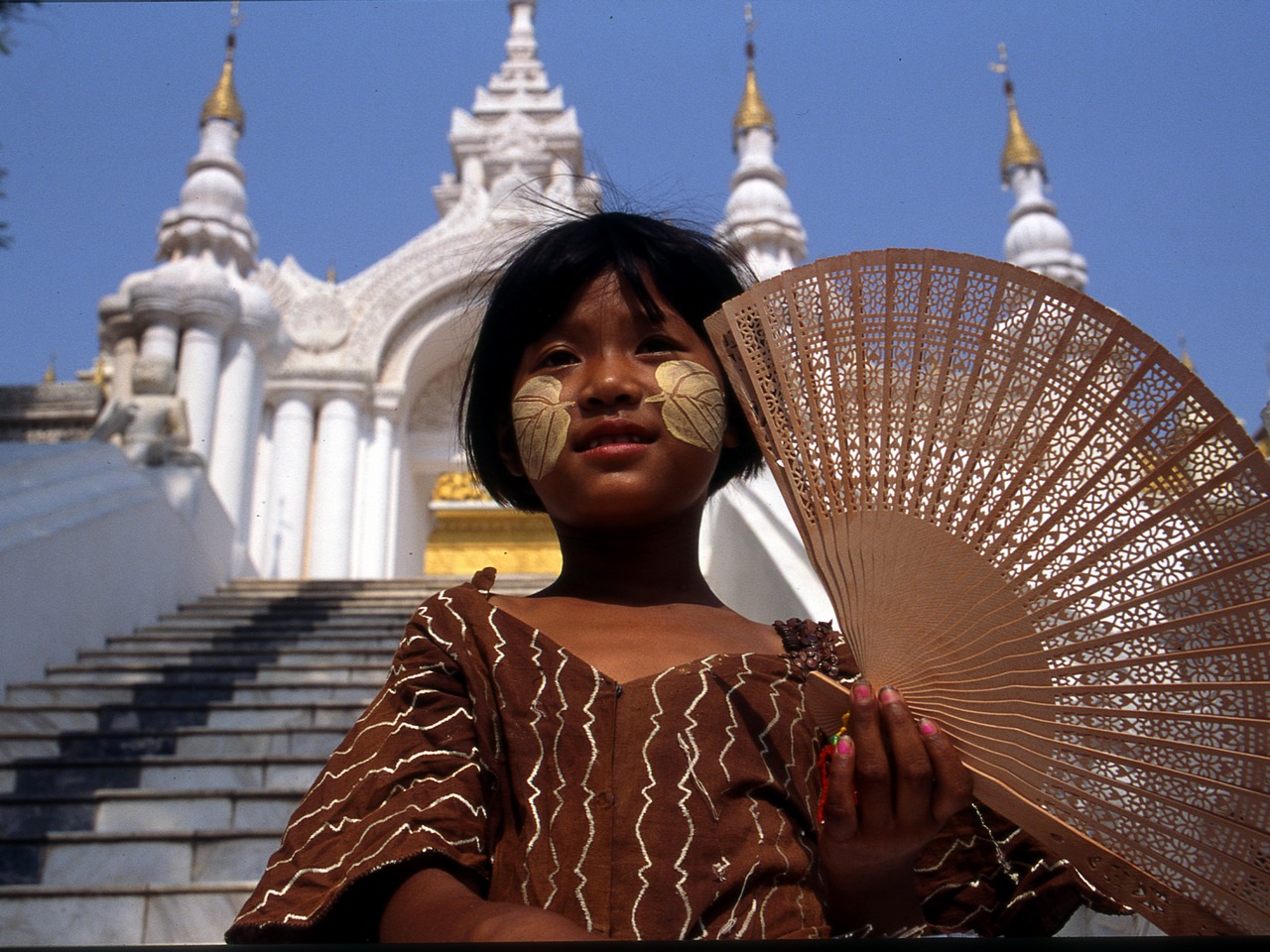 Девочка на фоне храма в Мандалае