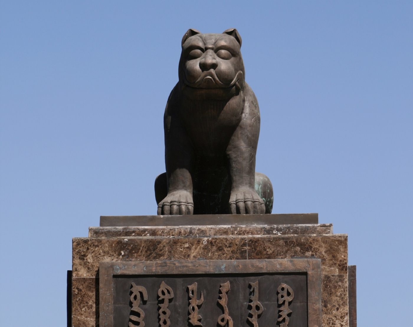скульптура кота в Монголии