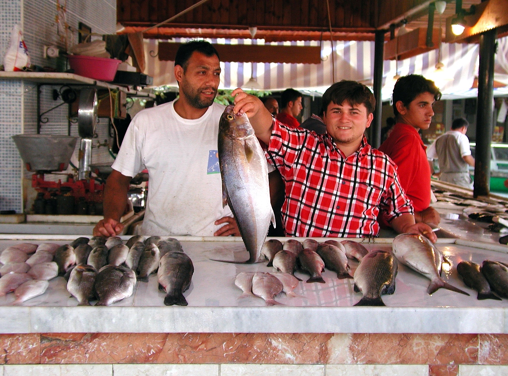 Турист на арабском базаре рыбы в Рас-эль-Хайме