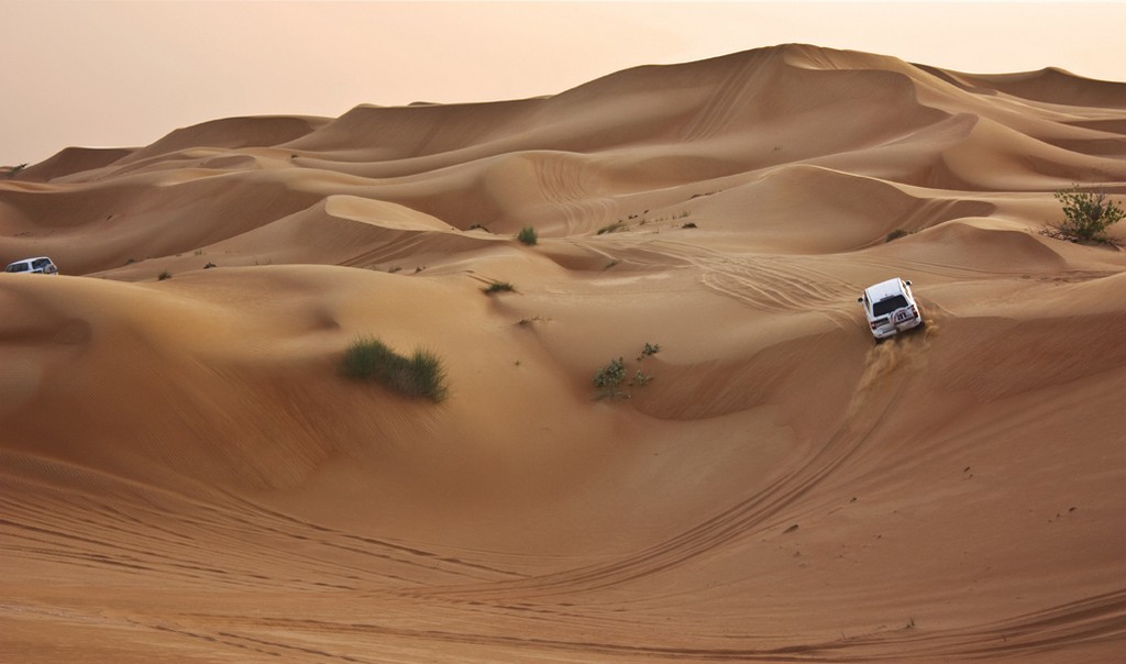 На внедорожниках по песчаным дюнам в пустыне в ОАЭ