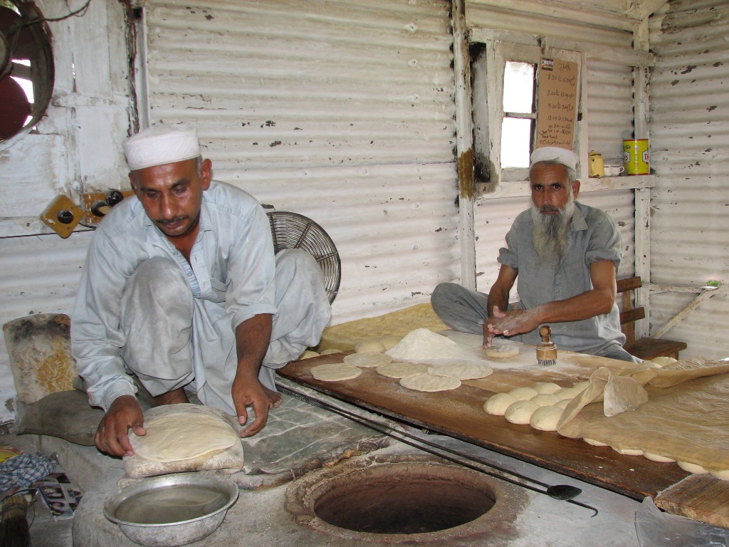 Изготовление хлеба в Пакистане