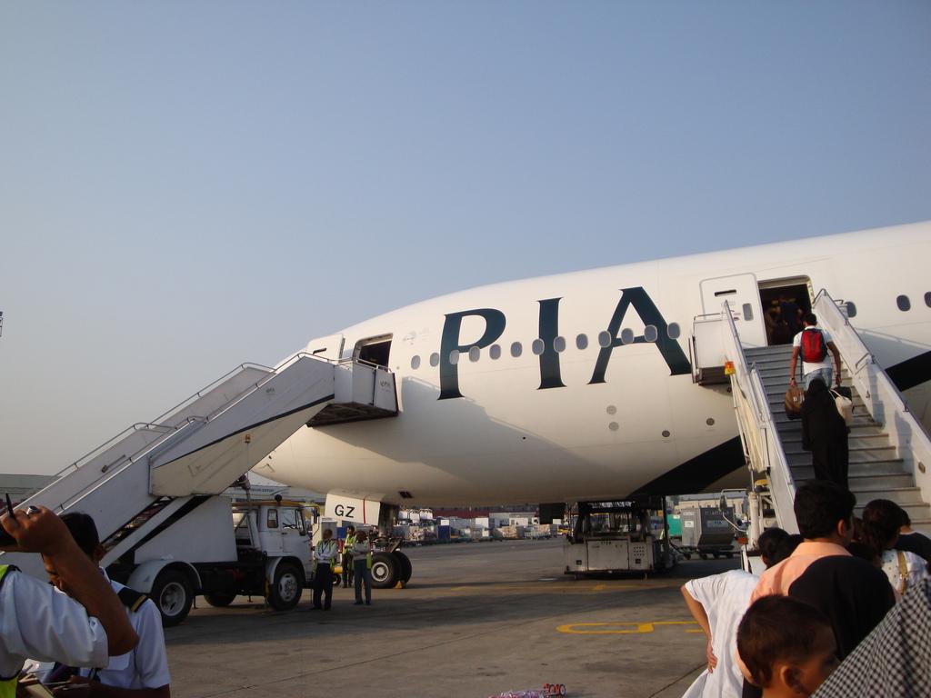 Самолет в аэропорту Исламабада