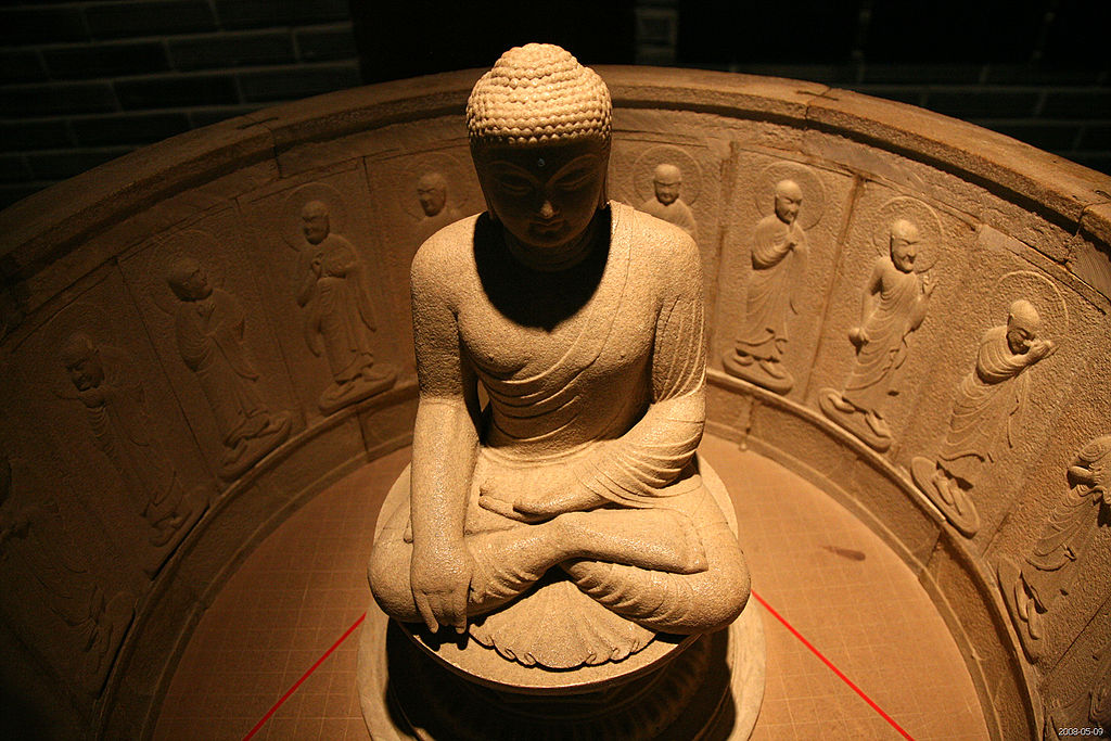 Скульптура Будды в Кенджу