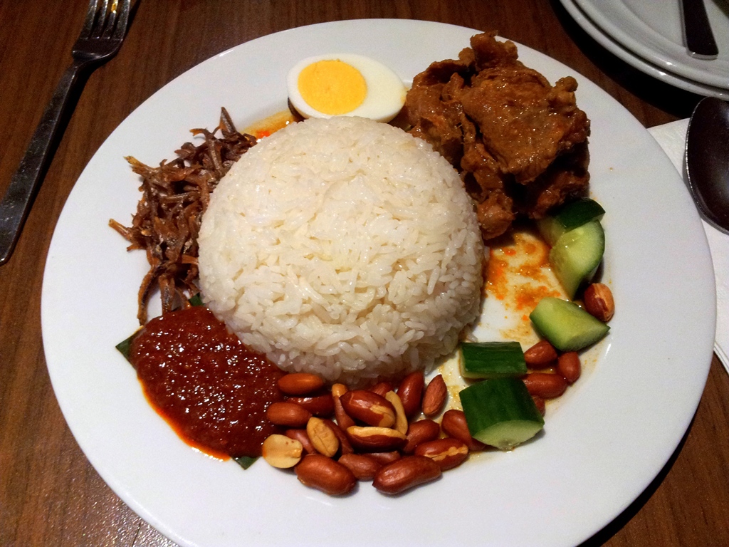 Национальное блюдо nasi lemak Сингапура