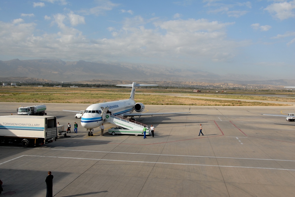 Самолет международного аэропорта Ашхабада