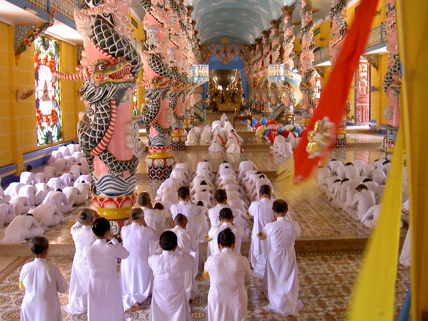Торжественное богослужение во вьетнамском храме