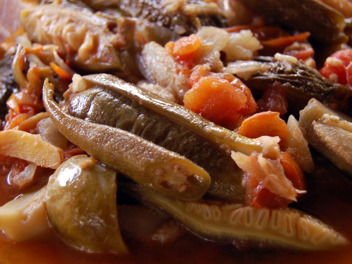 Пинакбет — пассерованные овощи со свининой, филиппинская кухня