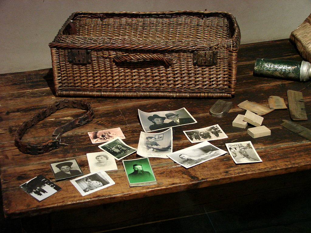 Фото и вещи погибших в музее Аушвица