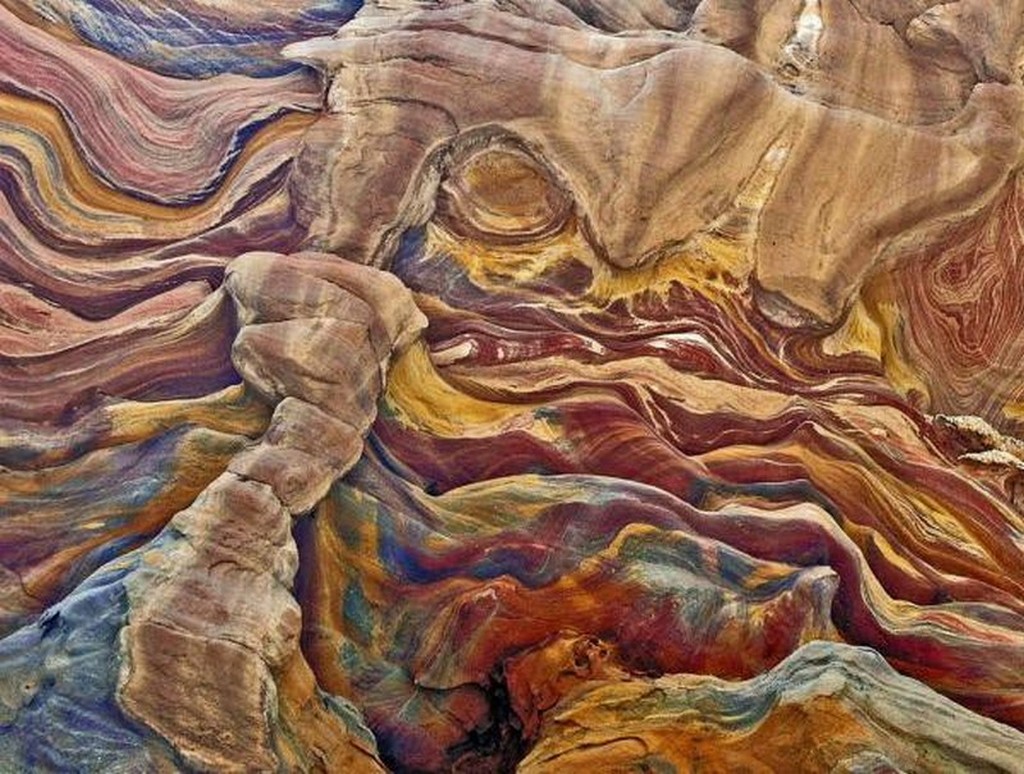 Разноцветная стена каньона в Египте