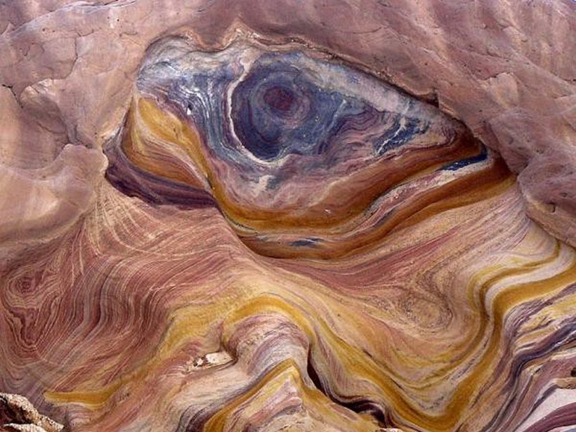 Глаз на стене Цветного каньона