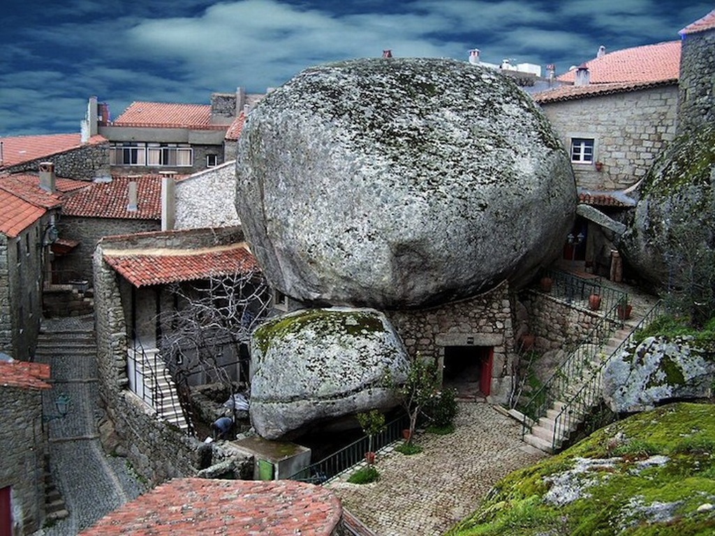 Необычные дома из камней в деревне Монсанто