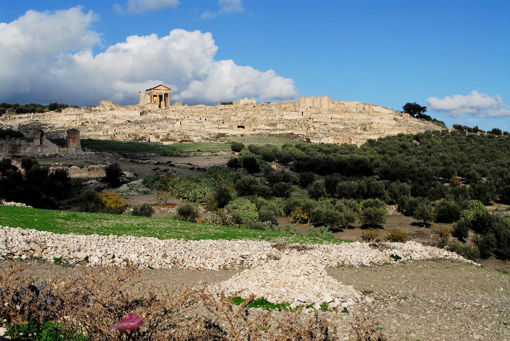 Вид на римские руины в Дугге