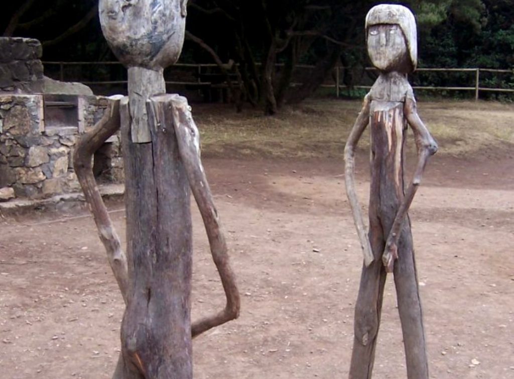 Деревянные статуи Гары и Хоная в парке