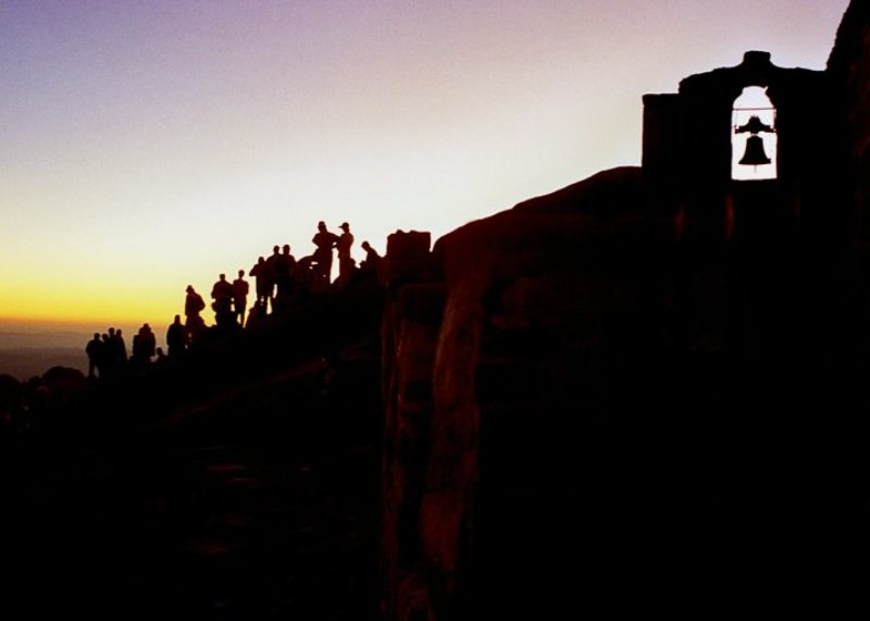 Паломники и туристы встречают рассвет на вершине