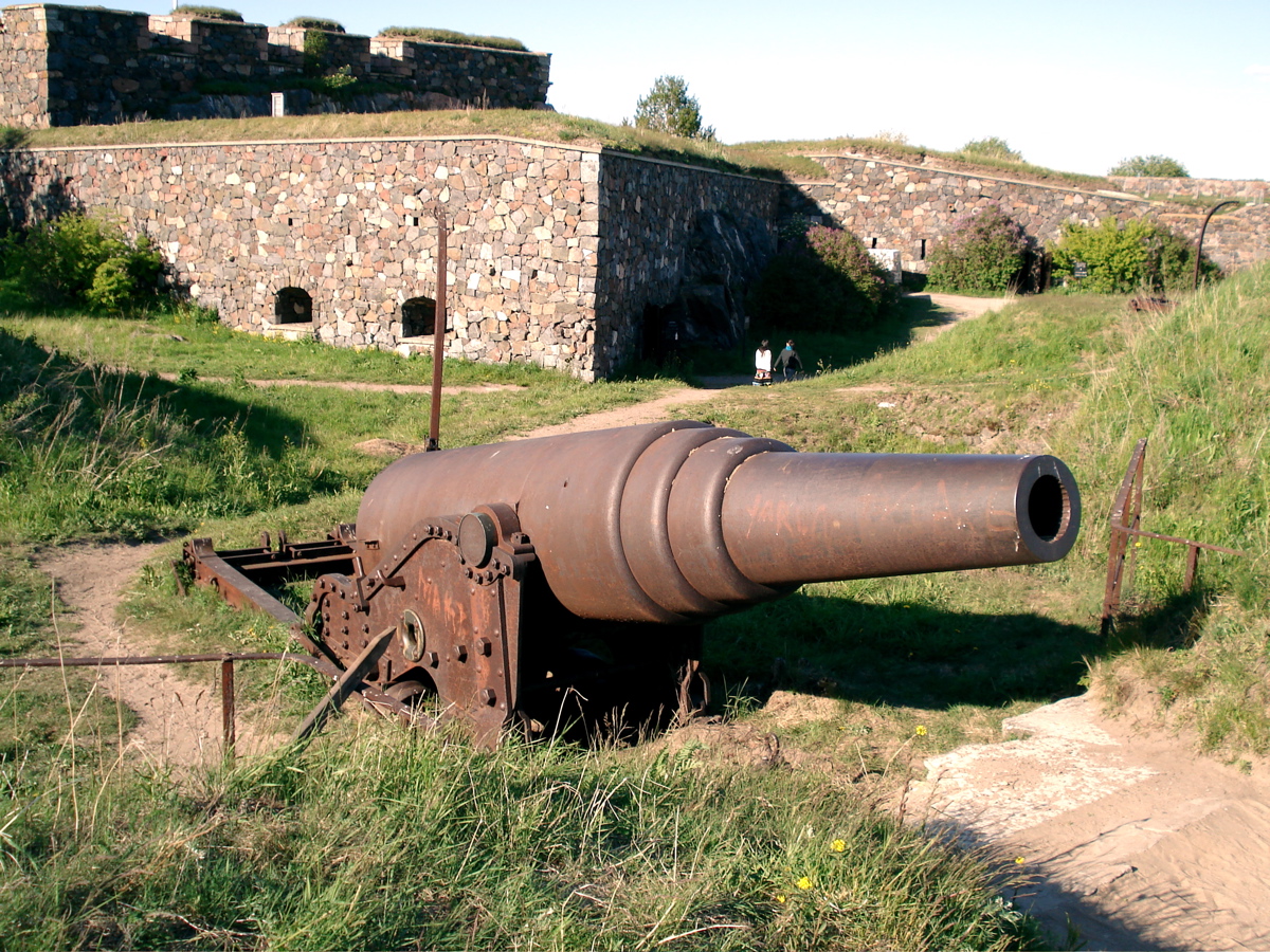 Русское артиллерийское орудие в морская крепости Суоменлинна
