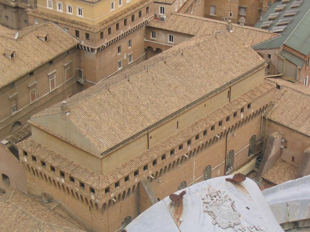 Вид на Сикстинскую капеллу сверху в Ватикане