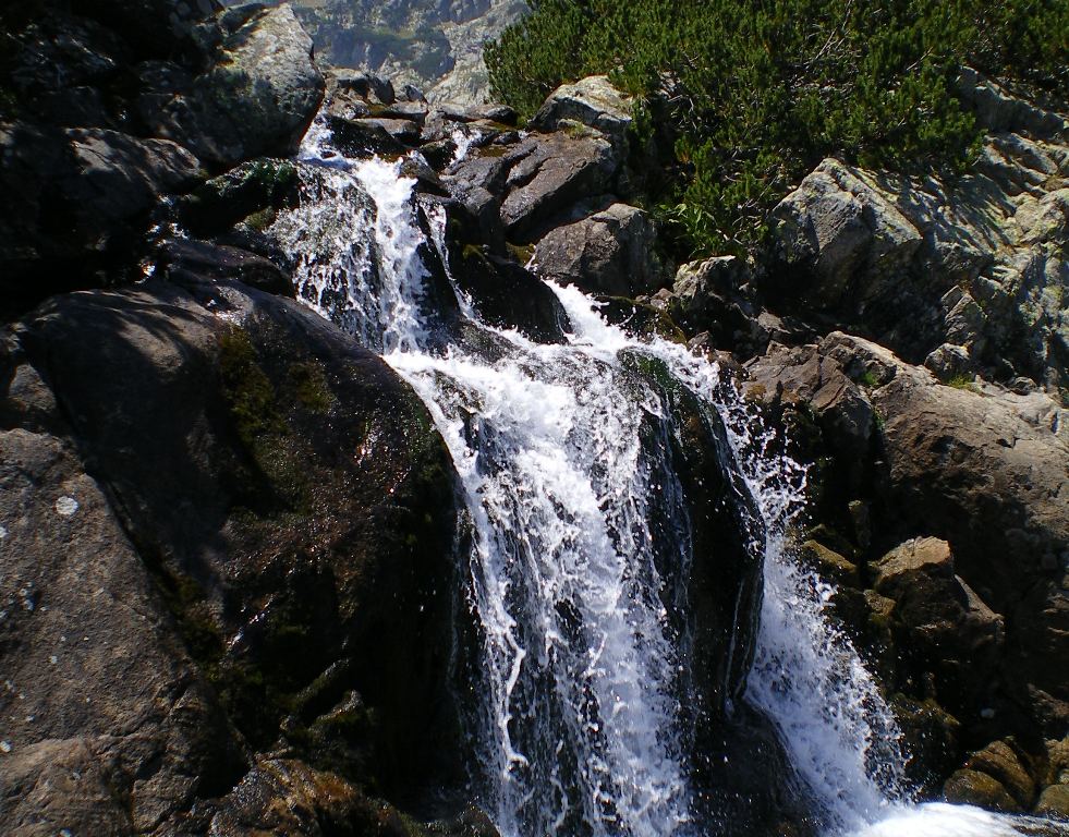 Водопад возле озера Попово в Пирине