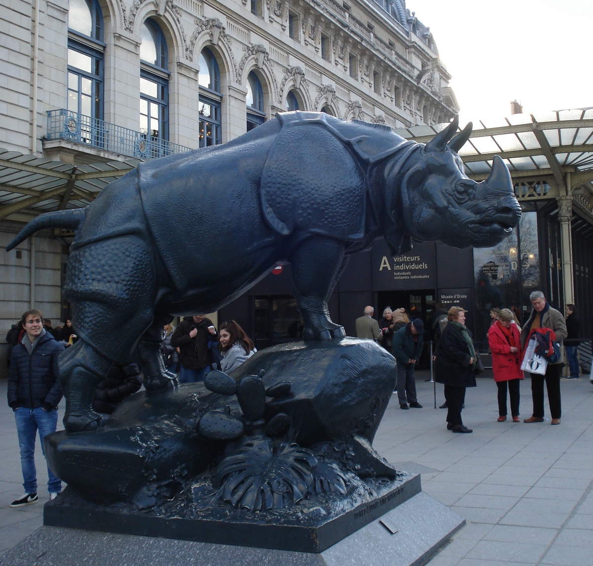 Огромный носорог охраняет вход в музей д’Орсе, Париж
