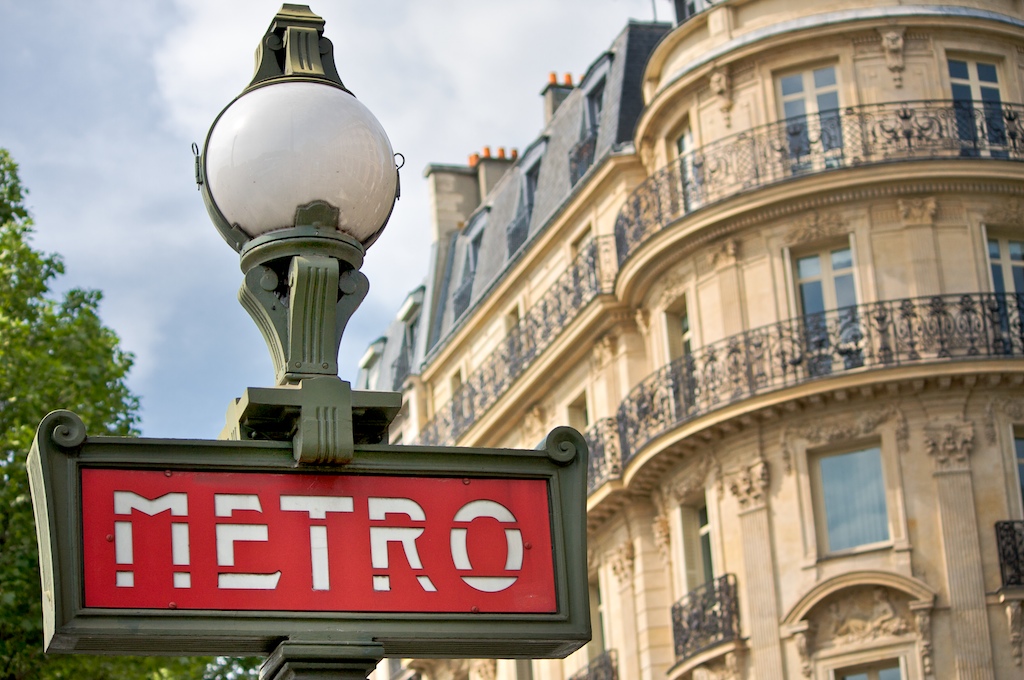Вывеска парижского метро