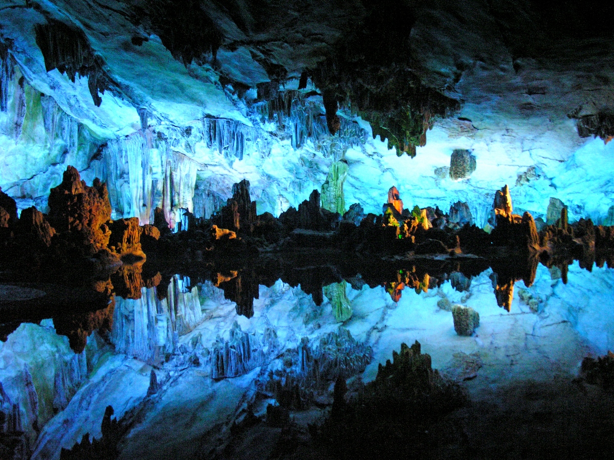 Пещера тростниковой флейты в Китае