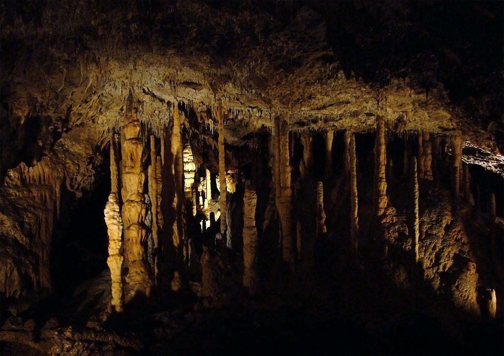 Сталактиты в пещере Ан-сюр-Лес