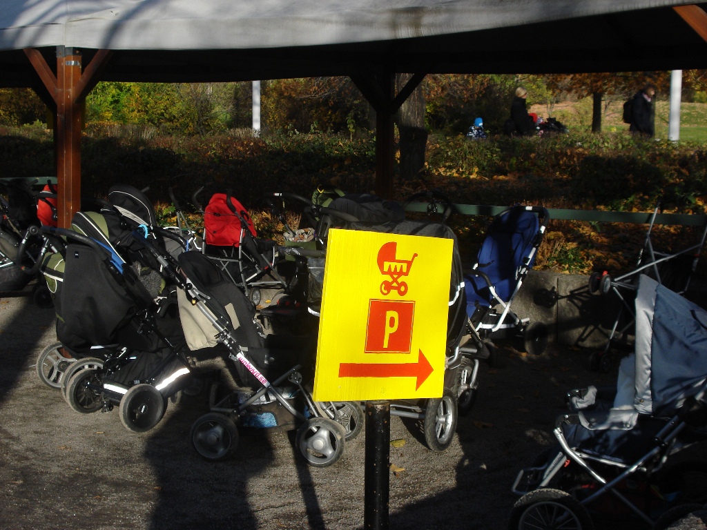 Парковка для колясок возле Юнибаккен в Стокгольме