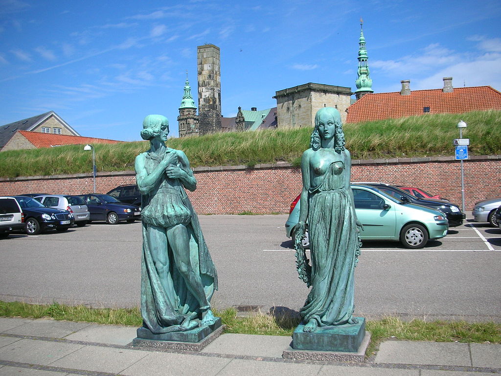 У замка Кронборг в Дании