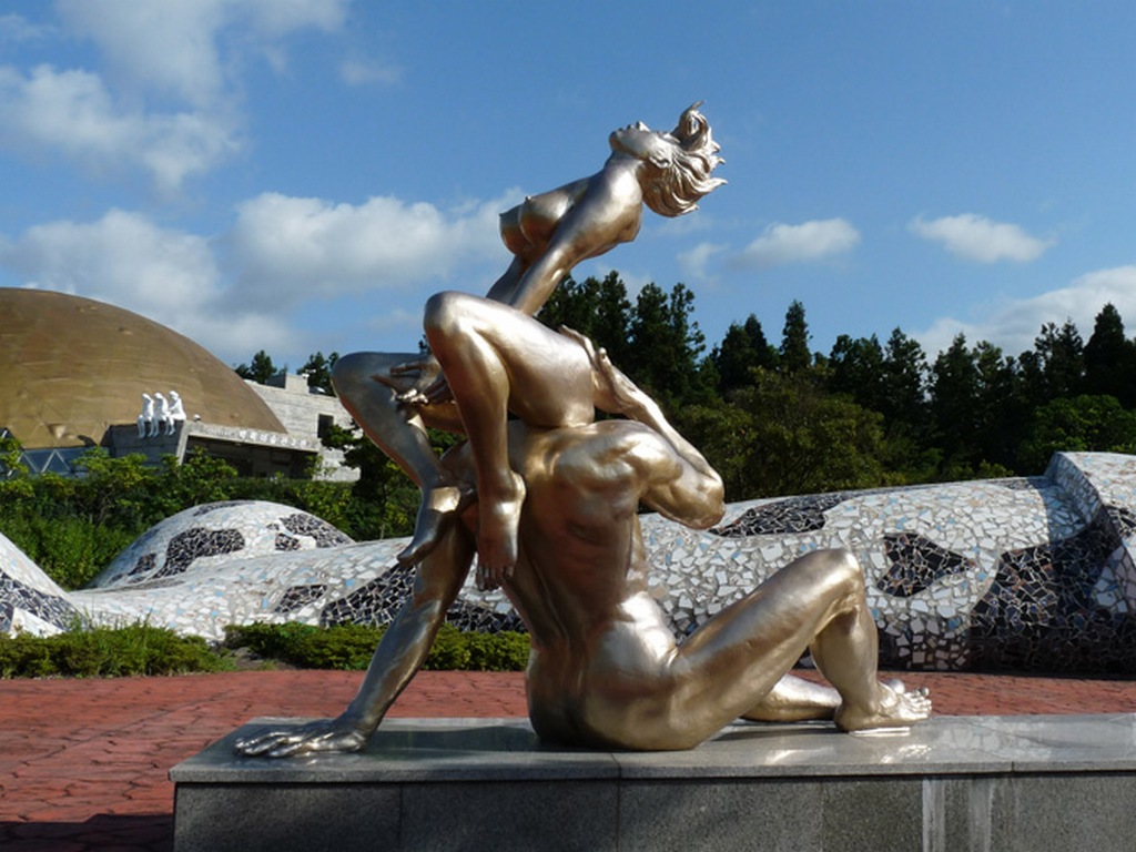 Скульптура в парке «Земля любви»