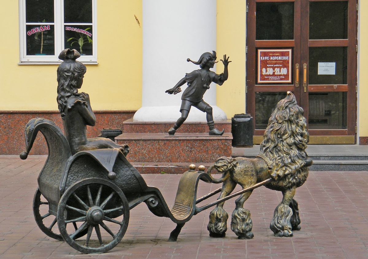Памятник Буратино и его друзьям возле детского кафе в Гомеле