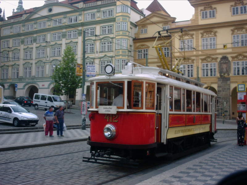 Старинный трамвай на улицах Праги