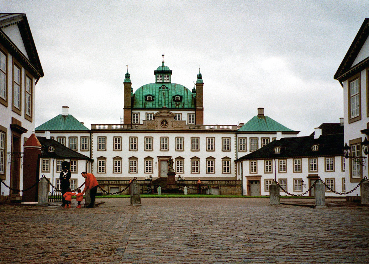 Замок Фреденсборг в Дании