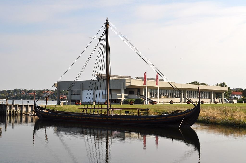 Лодка викингов в музее Роскилле