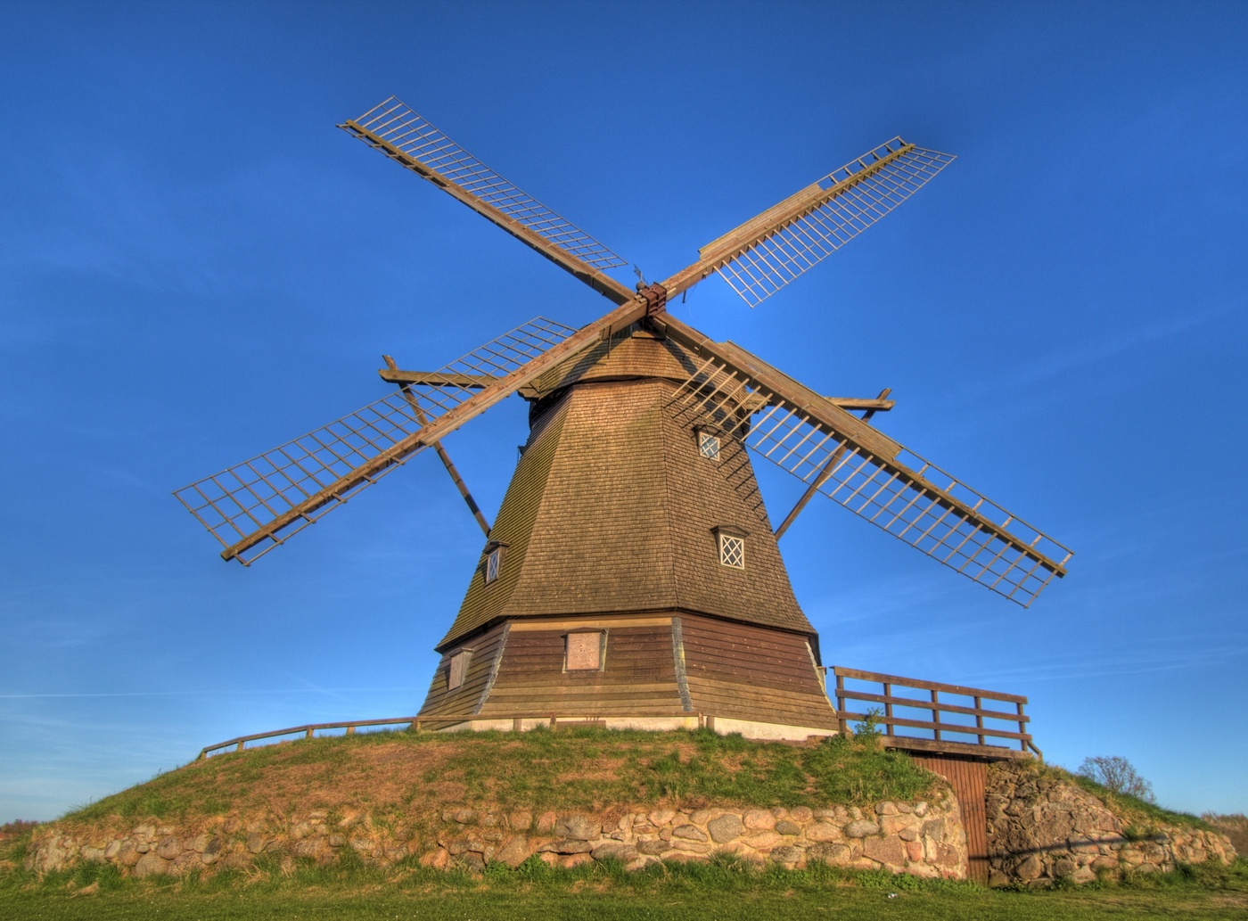 Старая ветряная мельница в Дании