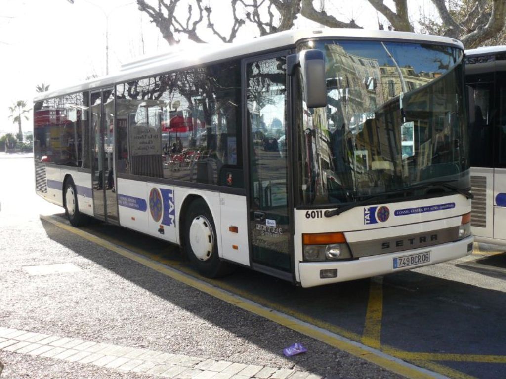 Автобус в Каннах