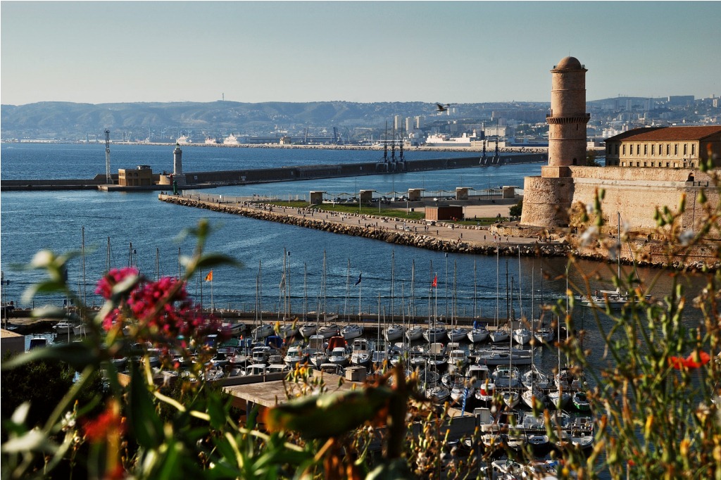 Vieux Port, форт св. Иоана и башня Рене I в Марселе