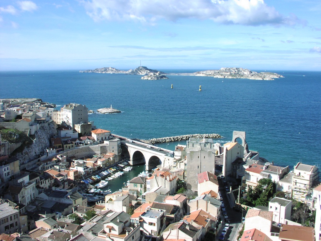 Вид из Марселя на остров Иф